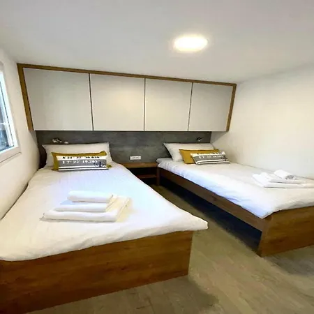 Mobile In With Garden, Cleaning Included بيت للعطل دراغ